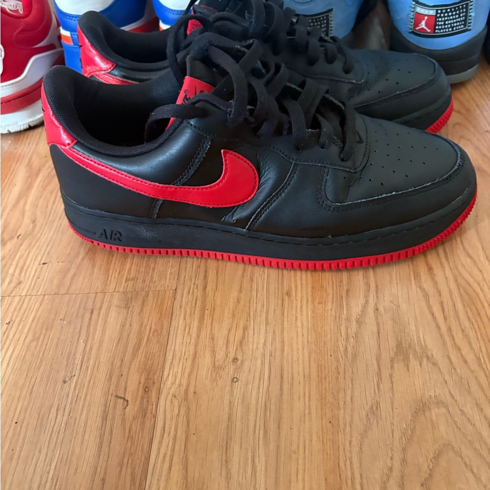 Nike Men’s Black and Red Sneakers